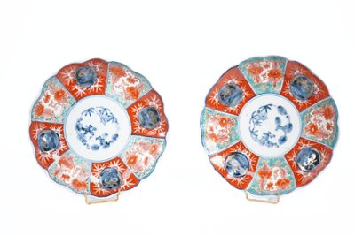 deux assiettes ornées de motifs différents, posées sur un fond blanc