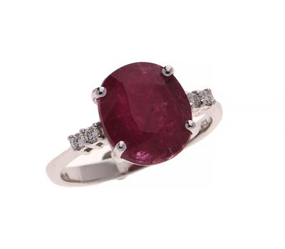 Bague ovale en rubis et diamants