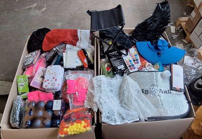 10151-50 / 1 palette de 154 kg de mix (siège pliable, magnets, chapeau