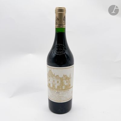 une photo d'une bouteille de vin sur fond blanc