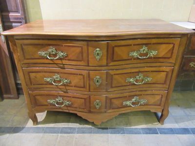 une commode en bois exposée dans une pièce