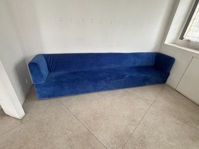 LOT SE TROUVANT A PARIS 4ème 1 canapé 4 places velours bleu …