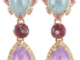 une photo d'une paire de boucles d'oreilles ornées de pierres bleues et violettes