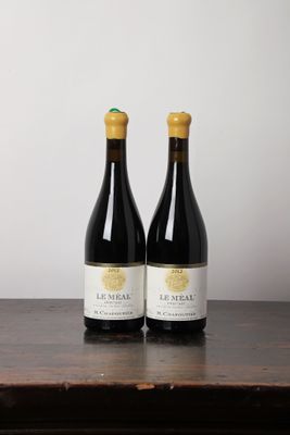 deux bouteilles de vin posées sur une table en bois