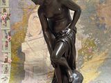 une statue représentant un homme tenant un vase posé sur une table