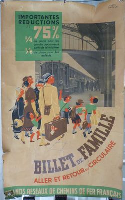 une affiche accrochée au mur d'une gare
