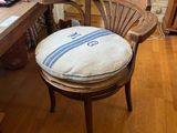 une chaise munie d'un coussin, dans une pièce