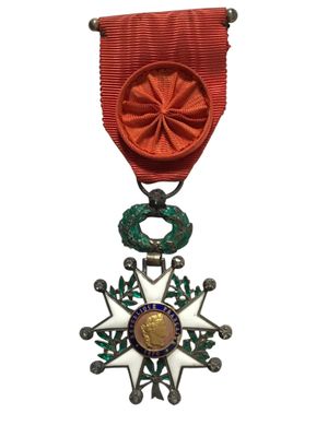 une image représentant une médaille ornée d'une étoile, suspendue à un ruban rouge