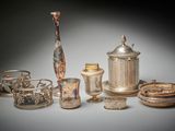 beaucoup d'objets en argent posés sur une table