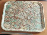 un plateau sur lequel est dessinée une carte, posé sur une table