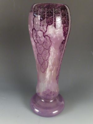 vase en verre violet orné d'un motif de raisins