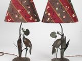 une paire de lampes ornées d'oiseaux et de fleurs sur un fond blanc