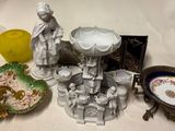 un grand nombre de figurines posées sur une table