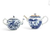 paire de théières chinoises bleues et blanches avec leurs couvercles