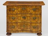 une commode ancienne avec un plateau en bois et des ferrures en laiton