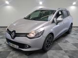 la voiture argentée est garée sur un sol en damier dans le garage