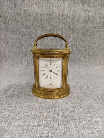 Pendulette d’officier miniature de section ovale en laiton doré g