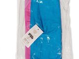 deux paires de pantalons bleus et roses dans un sac en plastique