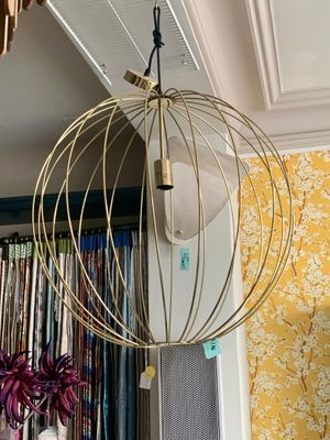 une lumière suspendue au plafond d'une pièce