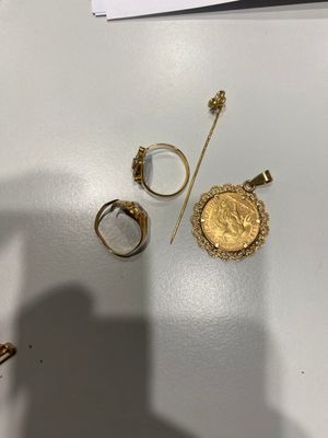 une image représentant une pièce d'or et une paire de bagues