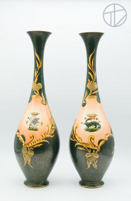 deux vases posés côte à côte sur une surface blanche