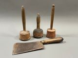 Plusieurs types d'outils sont posés sur une table