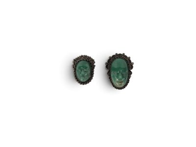 une paire de boucles d'oreilles en jade vert sur fond blanc