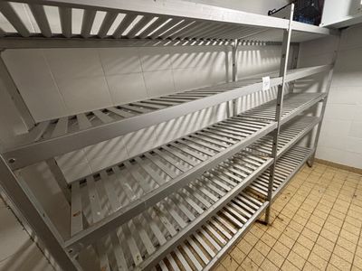 une grande étagère métallique au milieu d'une cuisine