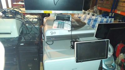 une image représentant un ordinateur de bureau posé sur une pile de matériel informatique
