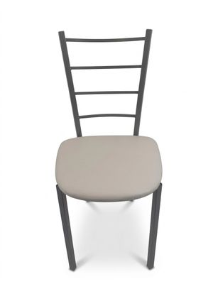 un gros plan d'une chaise sur laquelle est posé un coussin