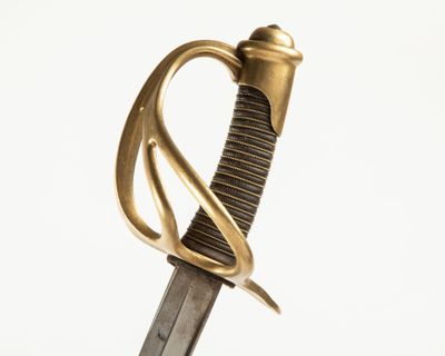 une épée à la poignée dorée sur fond blanc