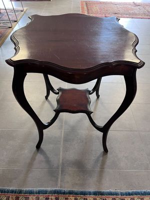 une petite table avec un plateau en bois au milieu d'un salon