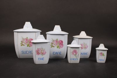 cinq boîtes blanches ornées de roses roses sur fond noir
