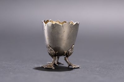 une coupe en argent ornée d'un oiseau