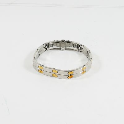 un gros plan d'un bracelet posé sur une table, sur fond blanc