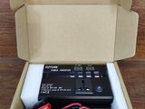 une boîte contenant une batterie et un chargeur