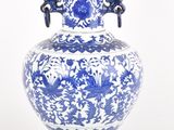 un vase bleu et blanc avec une anse