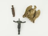 deux figurines représentant un homme et un oiseau sur un fond blanc