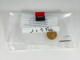 une pièce d'or dans un sachet transparent sur lequel figurent des caractères chinois