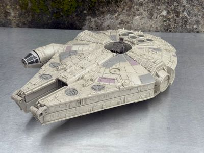 Maquette du chasseur Millennium de « Star Wars : Le Réveil de la Force » posée sur une table