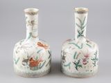 paire de vases chinois ornés de poissons et de fleurs sur fond gris