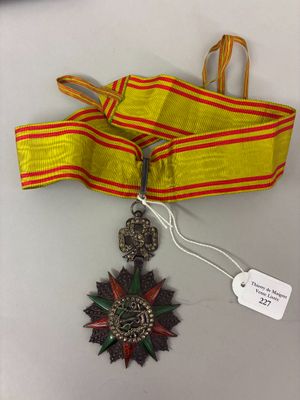 un gros plan sur une médaille et un ruban posés sur une table
