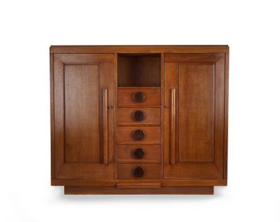 une image représentant une armoire en bois à trois tiroirs et deux portes