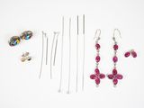 plusieurs types de bijoux différents sur une surface blanche