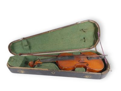 un violon dans un étui avec un archet à l'intérieur