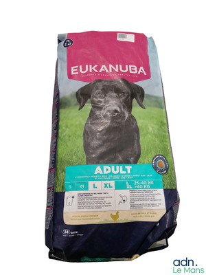 une image représentant un sac de croquettes Eukanuba pour chiens adultes, sur fond blanc