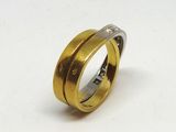 une image d'une bague en or et en diamant sur une surface blanche