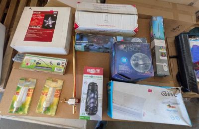 de nombreux objets posés sur une boîte posée par terre