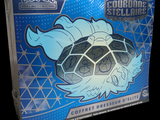 Quelqu'un tient une boîte de cartes à collectionner Pokémon, ornée d'un motif bleu et blanc.