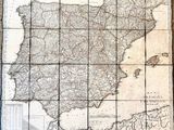 une vieille carte de l'Espagne et du Portugal posée sur une table en bois